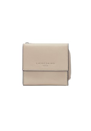 Beige Leder-Geldbörse mit glatter Textur, ausgestattet mit einem Klappenverschluss und einem geprägten Logo. Schwarze Nähte setzen Akzente, und das Design ist kompakt.