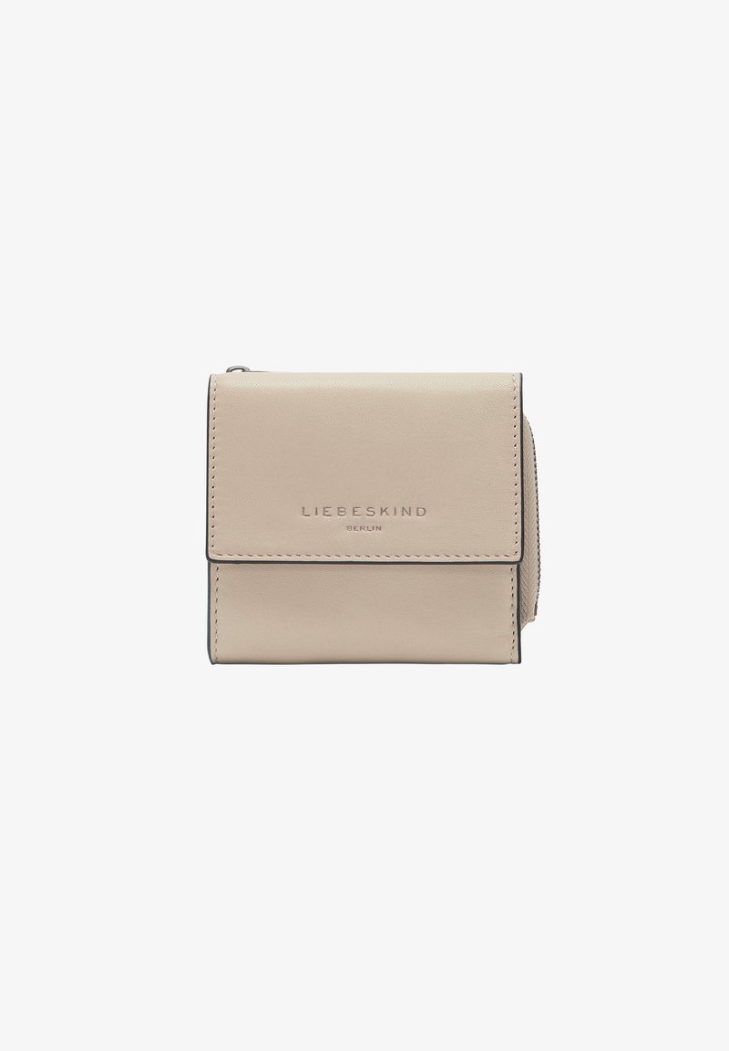 Beige Leder-Geldbörse mit glatter Textur, ausgestattet mit einem Klappenverschluss und einem geprägten Logo. Schwarze Nähte setzen Akzente, und das Design ist kompakt.