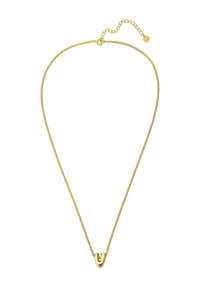 Zlata verižica s majhnim ukrivljenim obeskom in nastavljivim zapiranjem na beli podlagi.