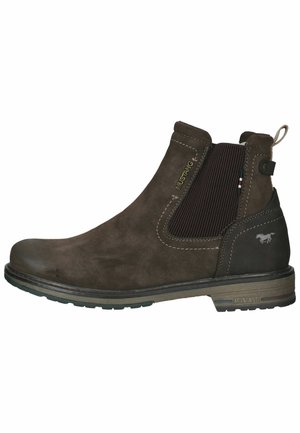 Bottine en daim marron avec des panneaux latéraux élastiques, bout arrondi, couture décorative et semelle en caoutchouc. Présente des accents de logo sur le talon.