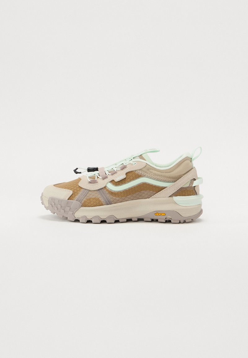 Sneaker multicolore caratterizzata da un mix di materiali color sabbia, beige e verde menta, sovrapposizioni testurizzate e una suola in gomma robusta. Marchio Vibram presente.