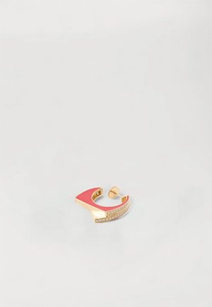 Brinco em tom dourado com um design curvo, revestido com esmalte coral e uma fileira de pequenas pedras preciosas transparentes ao longo da borda. Textura suave.