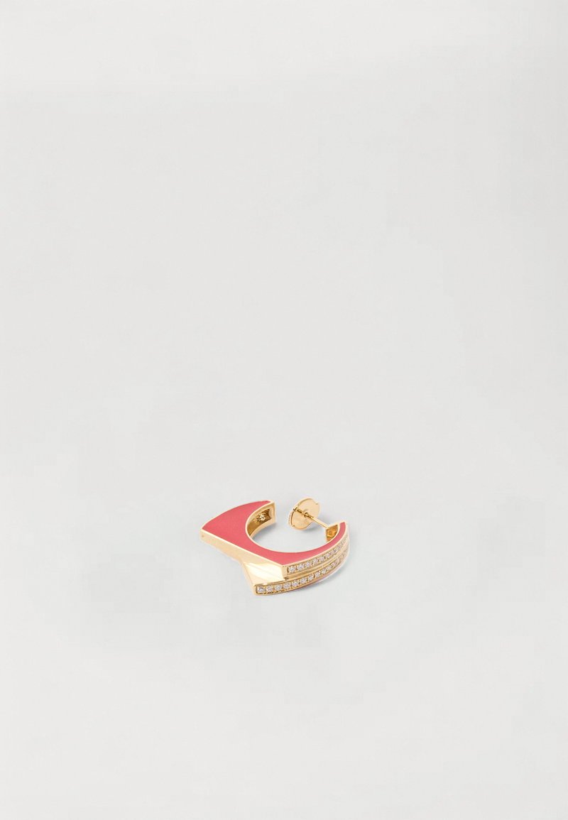 Złote kolczyki o zakrzywionym kształcie z koralową emalią i rzędami małych przezroczystych kamieni wzdłuż krawędzi. Gładka tekstura.