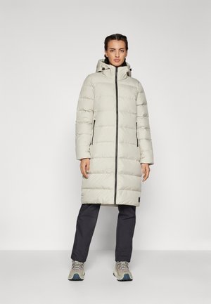 Manteau doudoune gris clair avec capuche, doté d'une fermeture éclair à l'avant, de poches latérales et d'un design jusqu'aux genoux. Texture douce et matelassée.