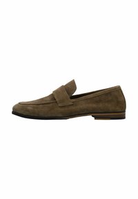 Bruine nubuck instappers met een vlakke zwarte zool, voorzien van een brede band over de wreef en een gladde, matte afwerking.