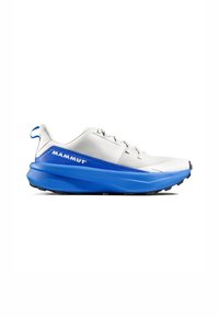 Weißer und blauer Mammut-Laufschuh mit dicker Sohle, Schnürdesign und schwarzem Profil auf weißem Hintergrund, seitliche Ansicht.