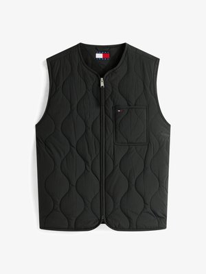 Chaleco acolchado negro con un cuello alto, cierre frontal con cremallera y un bolsillo en el pecho que presenta un pequeño logotipo. Textura suave con un patrón de olas.