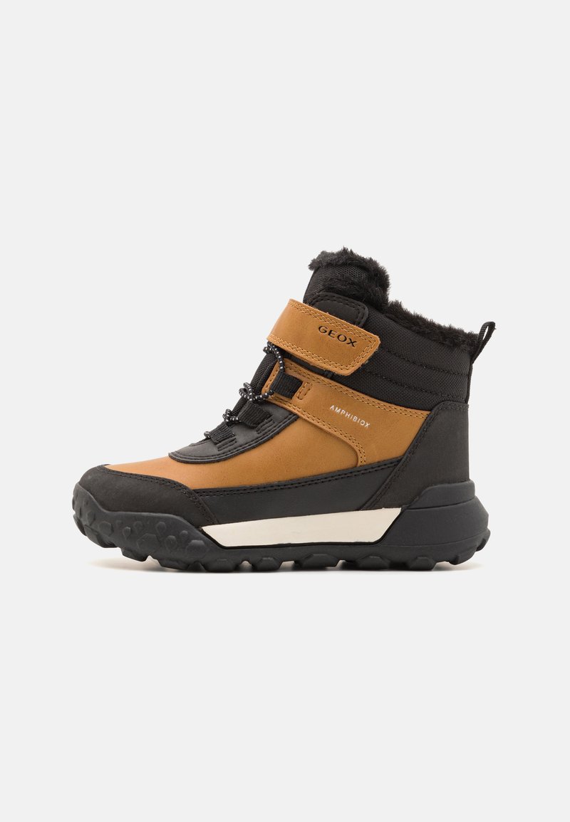 Bottes imperméables marron et noires avec doublure en fausse fourrure, sangle Velcro et semelle en caoutchouc texturée. Caractéristiques d'un embout renforcé et d'un support de cheville.