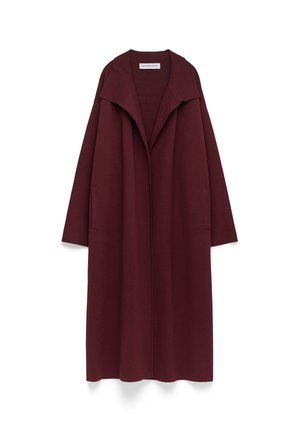 Long manteau bordeaux à ouverture frontale, avec un large col et des poches latérales, présenté à plat sur un fond blanc.