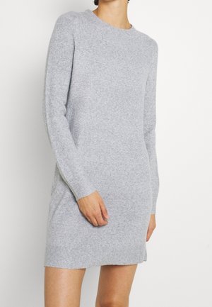 Graues langärmeliges Strickkleid aus weichem Material, mit einem runden Halsausschnitt und gerippten Bündchen in leicht lockerer Passform.