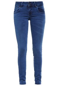 Jeans skinny en denim bleu foncé, avec une taille mi-haute, un design à cinq poches et une légère décoloration à l'avant pour la texture.