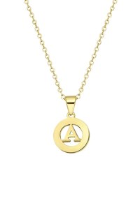 Gouden ketting met een ronde hanger waarin een hoofdletter "A" in het midden staat. De ketting bestaat uit onderling verbonden schakels.