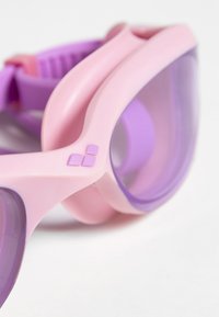 Gafas de natación en rosa y púrpura, con un diseño aerodinámico, lentes transparentes y una correa texturizada para un ajuste seguro.
