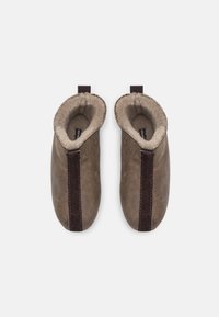 Shepherd LINA - Tofflor & inneskor - stone oiled antique