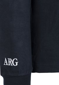 Mörkblå långärmad skjorta i bomull, med ribbad mudd och vitt broderat "ARG"-logotyp på nederkanten.
