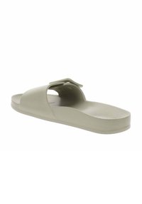 Sandal in gomma verde chiaro, con design aperto, caratterizzato da una fascia larga e una superficie liscia, suola piatta e bordi arrotondati.