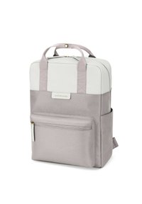 Mochila gris claro con un diseño estructurado, que presenta una sección superior blanca, dos asas y un bolsillo frontal con cremallera. Textura de tela suave.