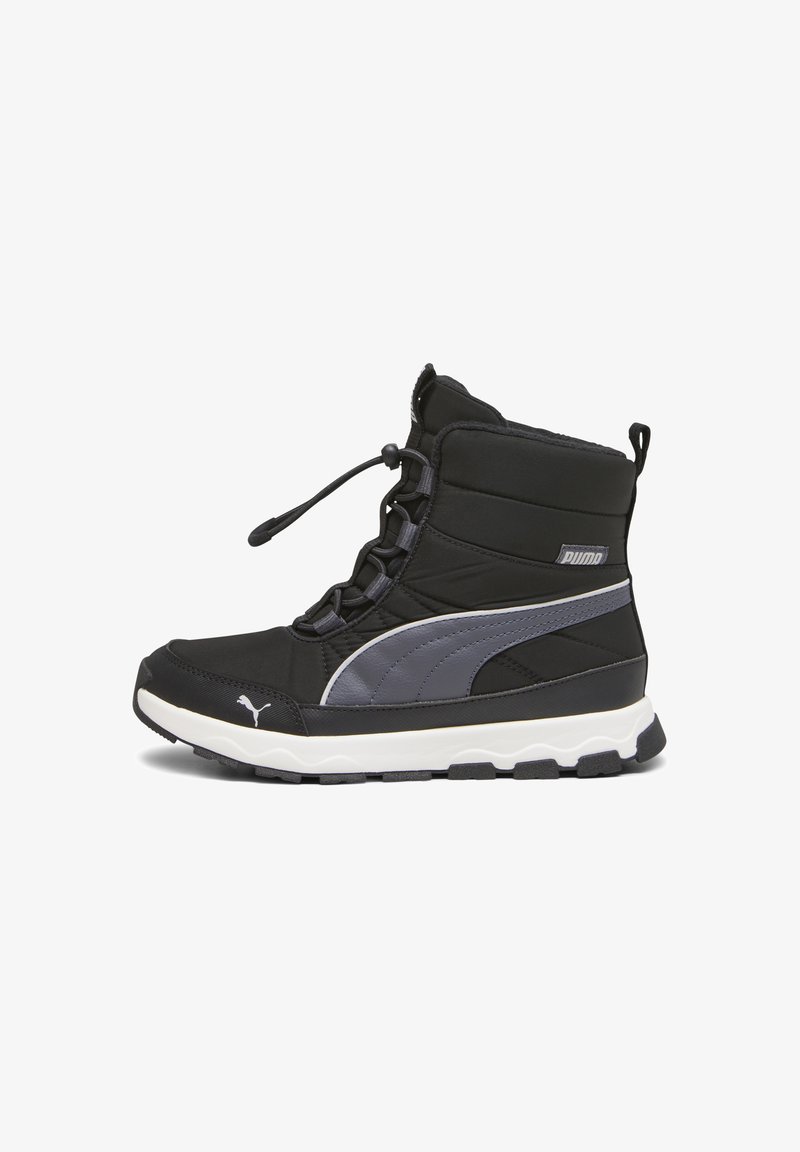 Schwarze und graue Winterstiefel mit gepolstertem Schaft, Schnürsystem und einer weißen Gummisohle. Mit einem Puma-Logo an der Seite.