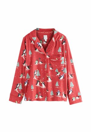 Rotes Pyjama-Oberteil aus glattem Stoff, mit einem Muster von Pinguinen und Winterbäumen. Enthält eine Tasche und einen klassischen Kragen mit Knopfverschluss.
