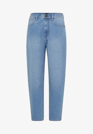 Lichtblauwe jeans met hoge taille en rechte pijpen, met voorzakken, riemlussen en knoop- en ritssluiting op een witte achtergrond.