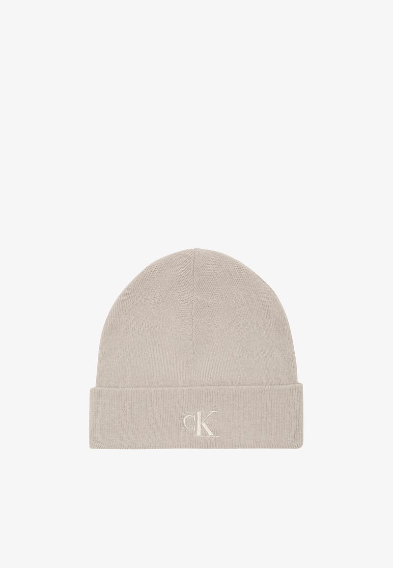 Beige gestrickte Mütze mit umgeschlagenem Bündchen und kleinem gesticktem CK-Logo vorne in der Mitte.