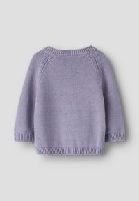 Lila gebreide trui met driekwart mouwen, geribbelde manchetten en zoom. Soepele textuur en raglan schoudernaden.