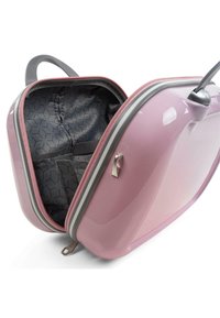 Bolso rígido rosa brillante con una cremallera gris, que presenta un interior texturizado negro con compartimentos y un asa exterior.