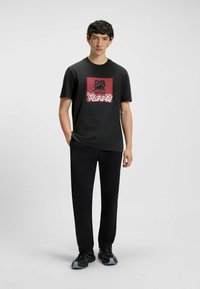 HUGO - T-shirt z nadrukiem