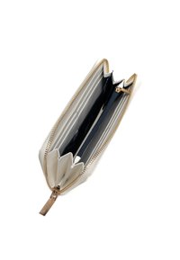Portafoglio con zip in materiale sintetico color crema con esterno testurizzato. L'interno presenta scomparti blu navy e un dettaglio di un tirazip metallico.