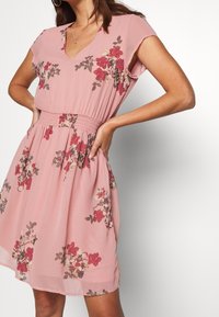 Vero Moda Vardagsklänning - pink