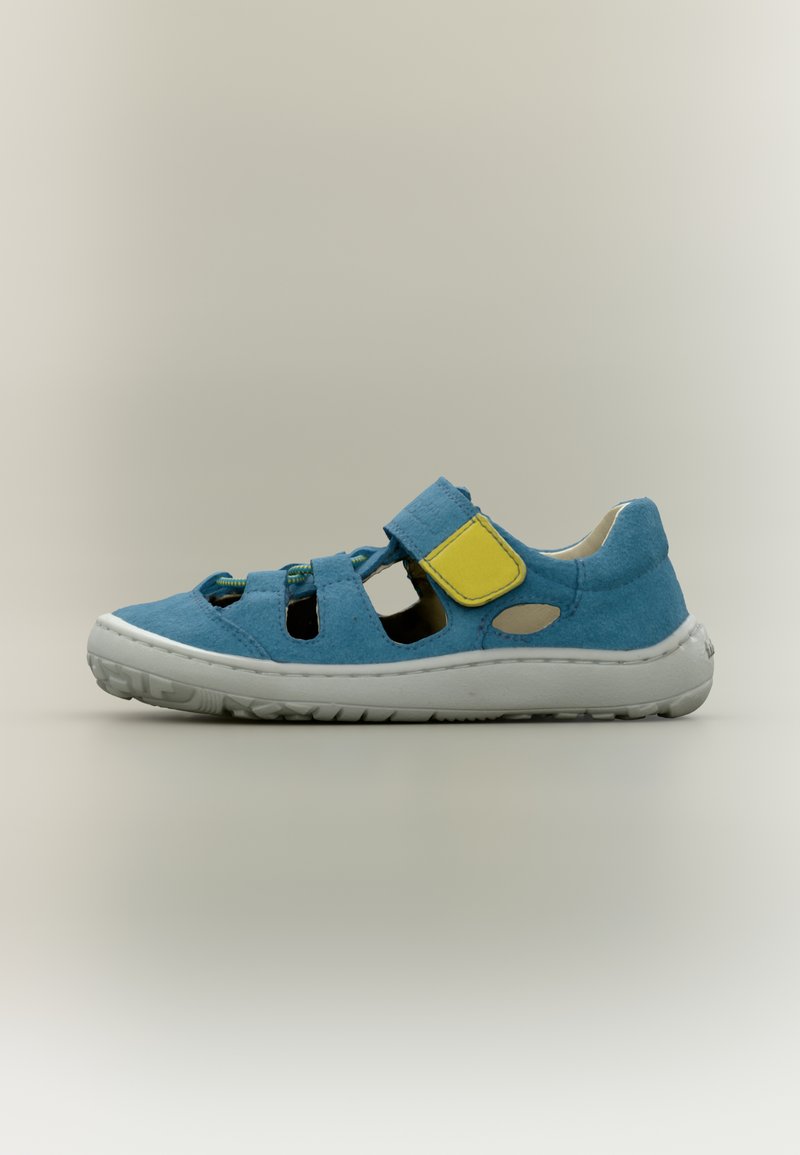 Ανοιχτό μπλε καστόρινο παπούτσι με ανοιχτό σχεδιασμό, διαθέτει κίτρινο λουράκι και πράσινα κορδόνια, λευκή καουτσούκ σόλα και οπές αερισμού στα πλευρά.