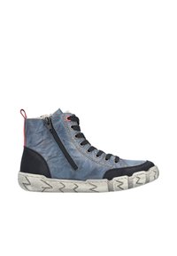 Blauer Leder-Hightop-Sneaker mit schwarzen Akzenten, weißer strukturierter Sohle, Reißverschlussdetails und rotem Fersenbereich. Enthält kontrastierende Nähte.