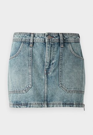 Világoskék farmer mini szoknya, öt zsebes kialakítással, övhurkokkal, fémből készült gombos záródással és kontrasztos varrással.