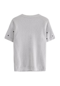 Lys grå, tekstureret kortærmet sweater med rund hals. Sorte stjernesyninger på ærmerne. Blødt, fluffy materiale med en afslappet pasform.