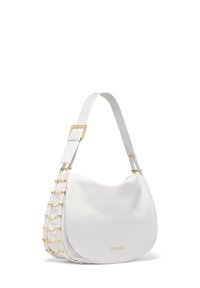 Borsa a spalla in pelle bianca con una forma curva, caratterizzata da un accento in catena dorata sul lato e una fibbia dorata sulla tracolla.