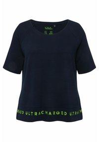 Tummansininen lyhythihainen paita, jossa on pyöreä kaula-aukko. Paidassa on tekstuuripintaa ja vihreä "ULTRACHARGED" -teksti alareunassa.