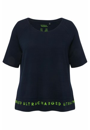 Granatowa bluzka z krótkim rękawem o okrągłym dekolcie, z fakturowanej tkaniny, z zielonym napisem "ULTRACHARGED" wzdłuż dolnego obszycia.