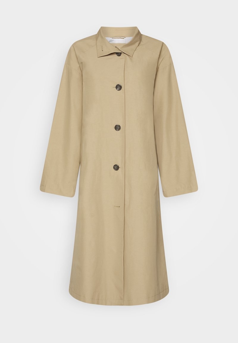 Trench-coat beige longueur genoux avec manches longues, col pointu et quatre boutons foncés sur le devant.