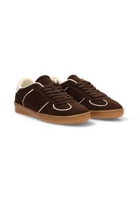 Zapatillas de ante marrón con costuras blancas y suelas de goma. Diseño clásico de bajo con cierre de cordones y cuellos acolchados.