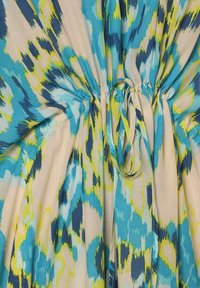 Wielokolorowa sukienka z intensywnym niebieskim, zielonym i żółtym abstrakcyjnym wzorem, z wysmuklonym pasem i sznurkami do regulacji. Gładka tekstura materiału.