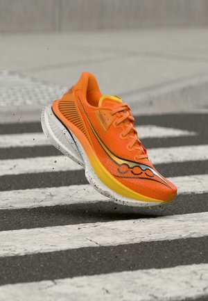 Saucony, ENDORPHIN AZURA - Обувки за бягане по асфалт - fuego