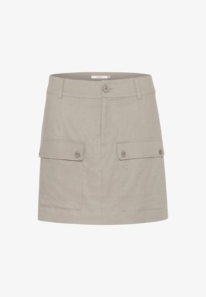 Falda cargo gris claro con dos bolsillos frontales, cierre de botón y una tela texturizada. Diseño simple y recto con trabillas para cinturón.