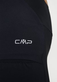 Czarny top sportowy o gładkiej fakturze z dopasowanym krojem. Posiada małe logo CMP w kolorze srebrnym z przodu.