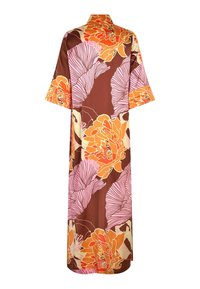 Lång brun kimono med stora orange och rosa blommönster samt bladvyer, tillverkad av ett mjukt tyg med vida ärmar.