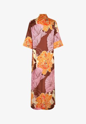 Dlhý hnedý kimono s veľkými oranžovými a ružovými kvetinovými vzormi a motívmi listov, vyrobené z hladkej tkaniny so širokými rukávmi.