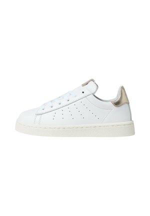 Witte low-top sneaker met witte veter, geperforeerd zijdetail, off-white zool en metallic gouden hieltab.