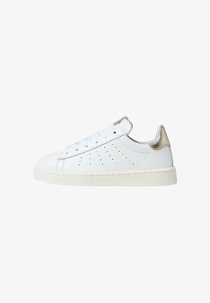 Weißer Low-Top-Sneaker mit weißen Schnürsenkeln, perforiertem Seitendetail, offwhite Sohle und metallisch goldener Fersenlasche.