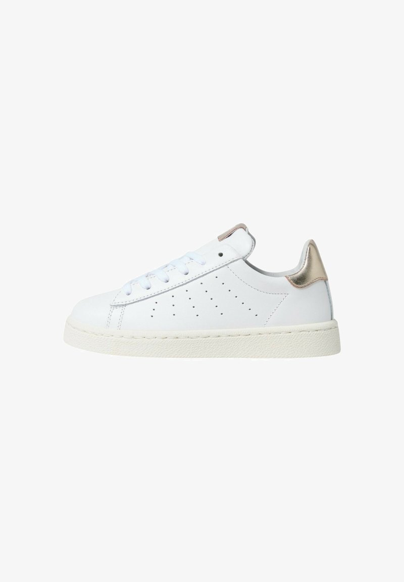 Baskets basses blanches avec lacets blancs, détail perforé sur le côté, semelle écrue et languette de talon métallique dorée.