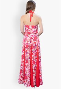 HotSquash HALTER NECK WITH CONTRAST PANELS - Maxi šaty - red white paisley swirl