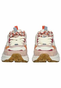 Atletické tenisky s krémovým síťovinovým svrškem, růžovými semišovými akcenty, barevnými tkaničkami a lehkou bílou mezipodešví a gumovou podešví.